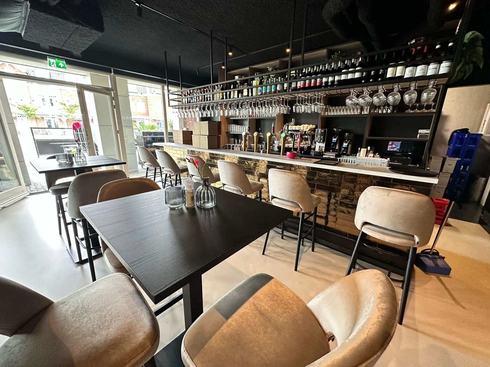 Interieur van Brasserie LOLO in Poeldijk met bar, tapinstallatie en koffiemachine