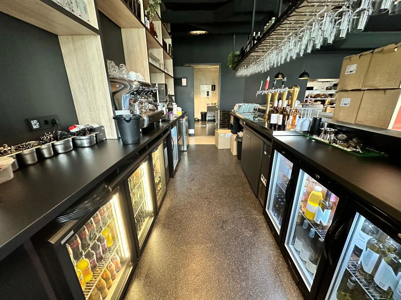Bar met zicht op de tapinstallatie in Brasserie LOLO