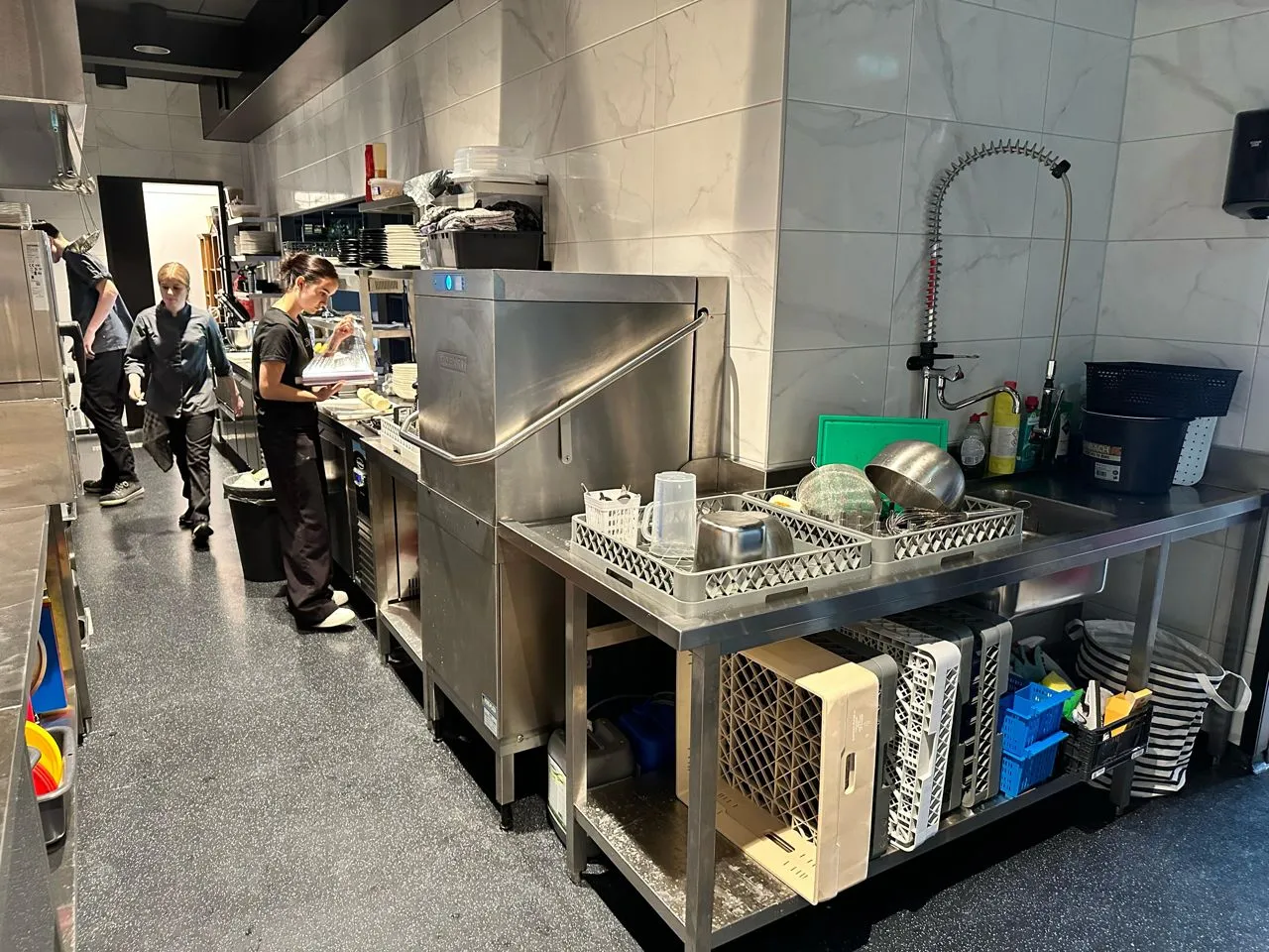 Keuken met RVS-werkbanken in Brasserie LOLO
