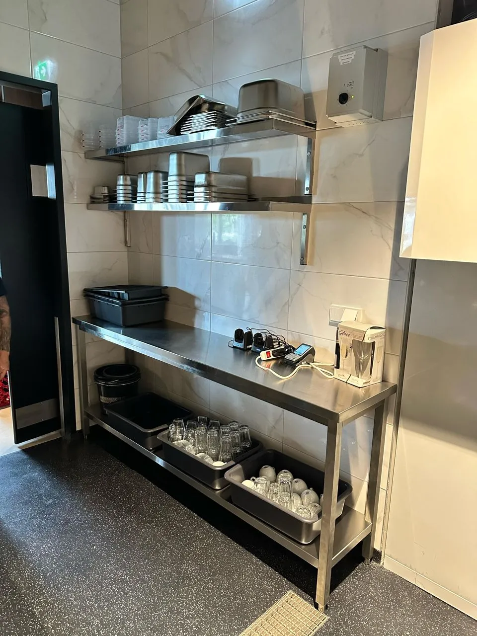RVS-werkbank en doorgeefkast in Brasserie LOLO