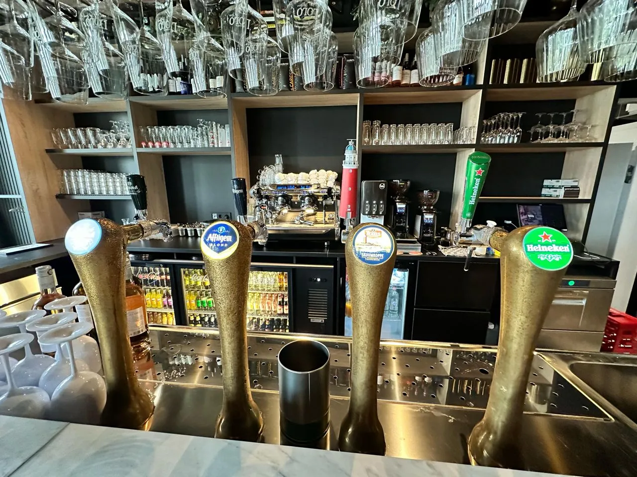 Tapinstallatie aan de bar van Brasserie LOLO