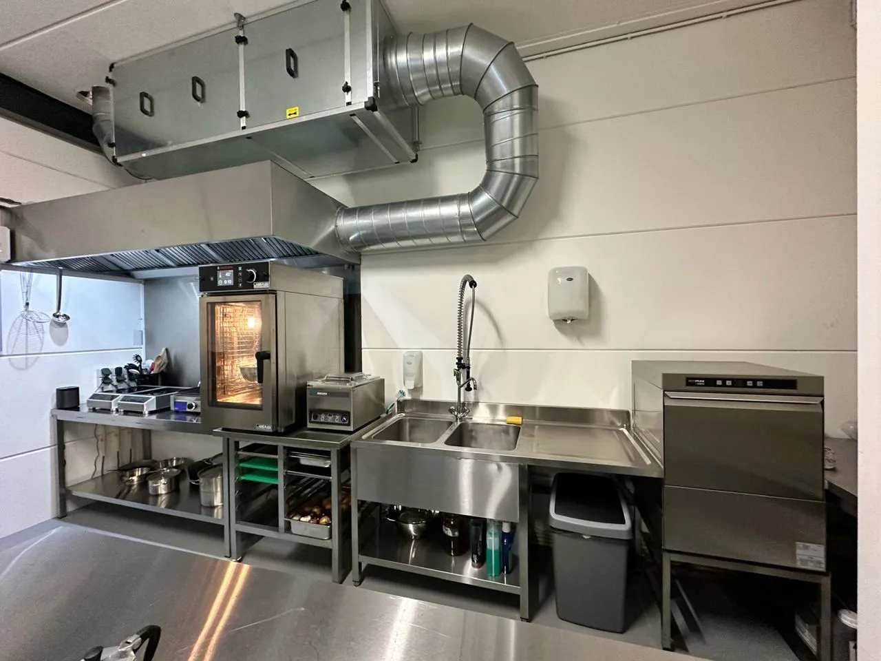 Keuken met afzuiging en RVS-werkbanken bij Di Niente