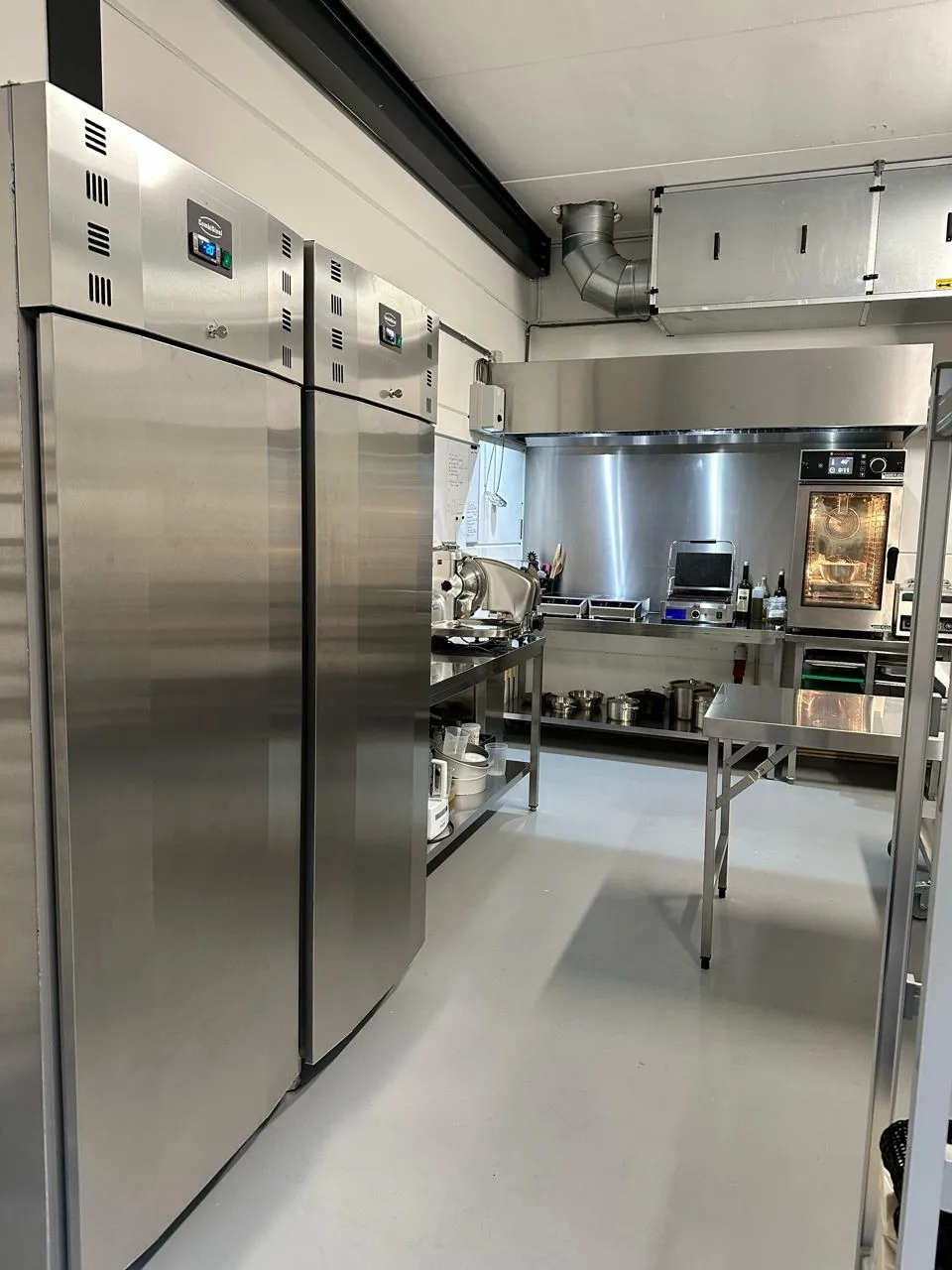 Koelkasten en werkbanken in de keuken van Di Niente