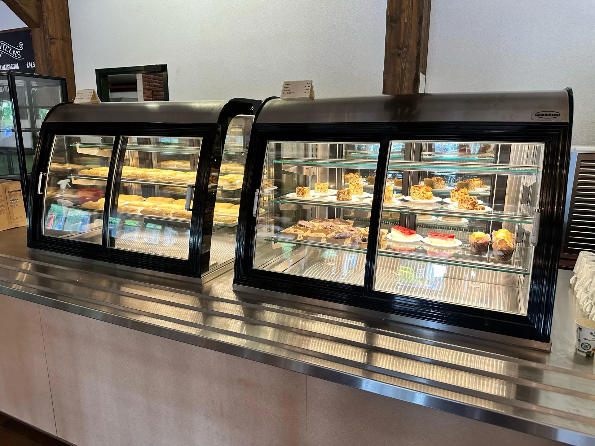 Zelfbedieningscounter met warmtevitrines, koffiemachines en koelkasten bij familiepark Drievliet