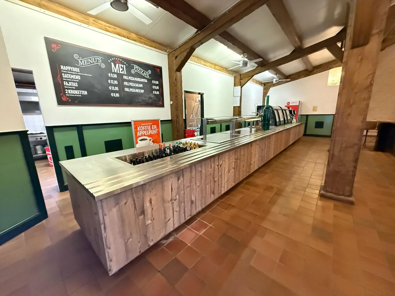 Zelfbedieningscounter met menuborden bij Drievliet