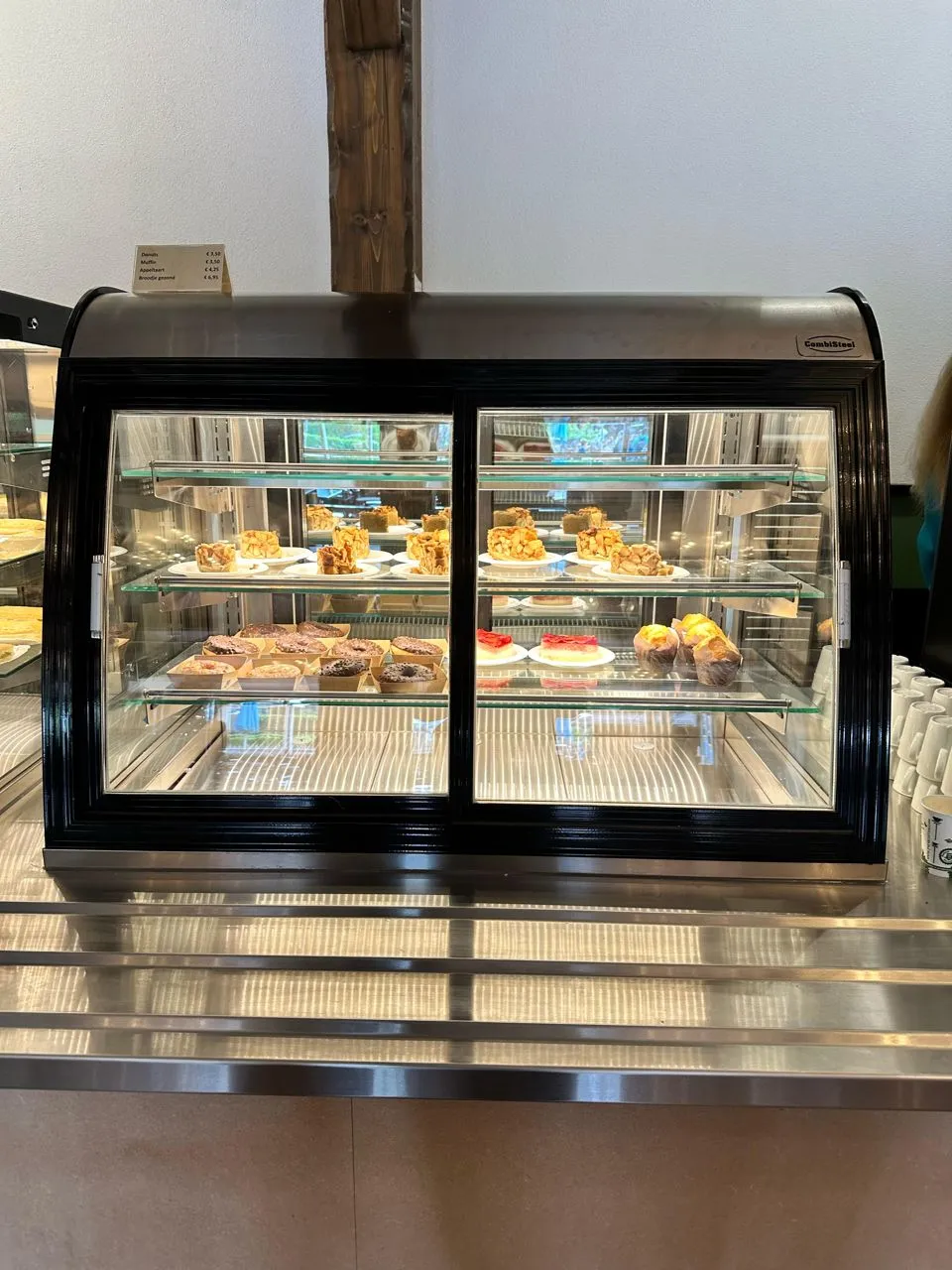 Warmtevitrines met versgemaakte gerechten bij Drievliet
