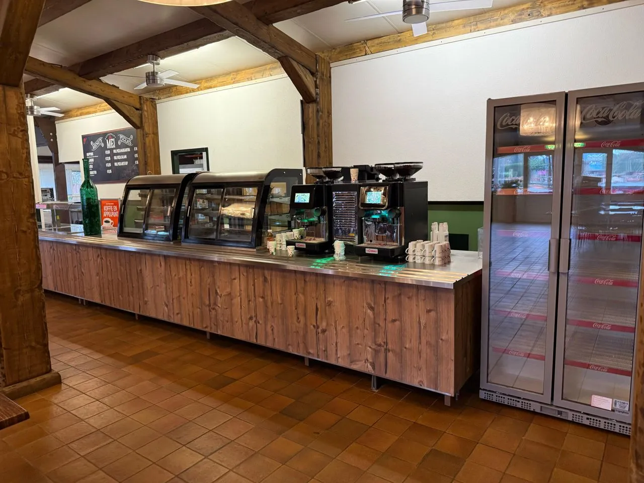 Toonbank met koffievoorziening bij Drievliet