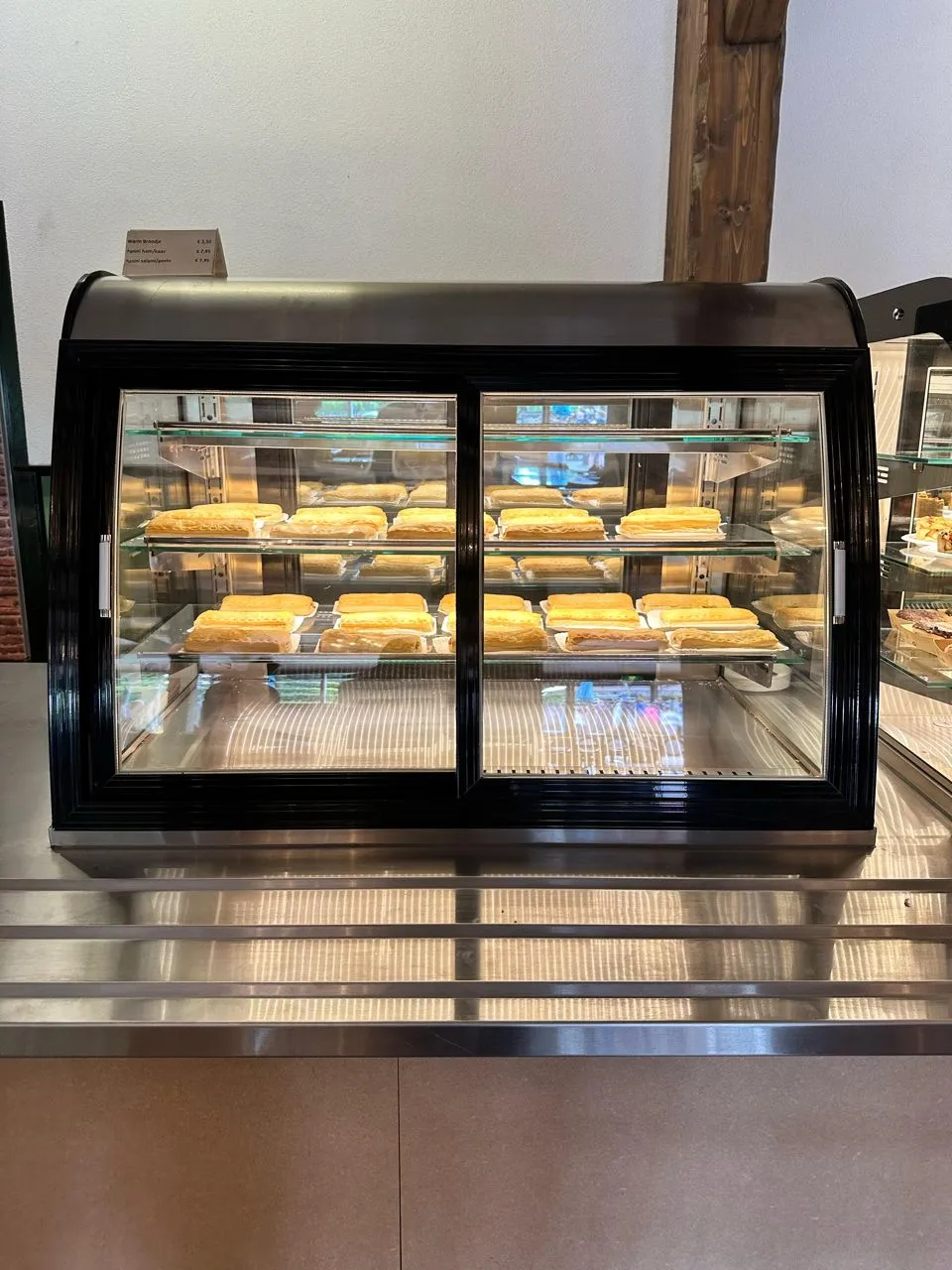 Warmtevitrine bij de uitgifte van Drievliet