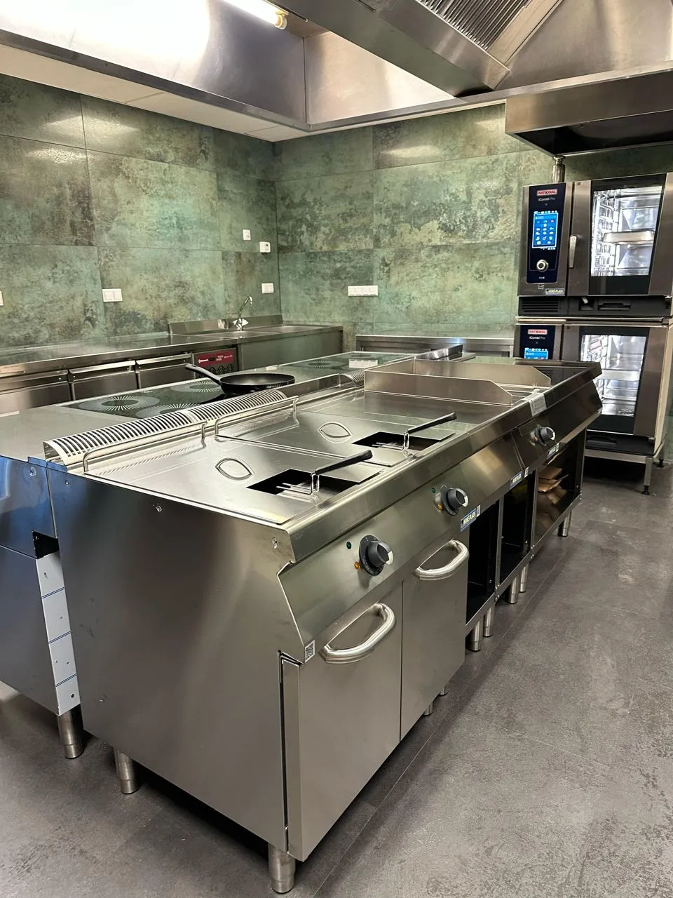 Kookblok en RVS-werkbanken in de keuken van KOCO