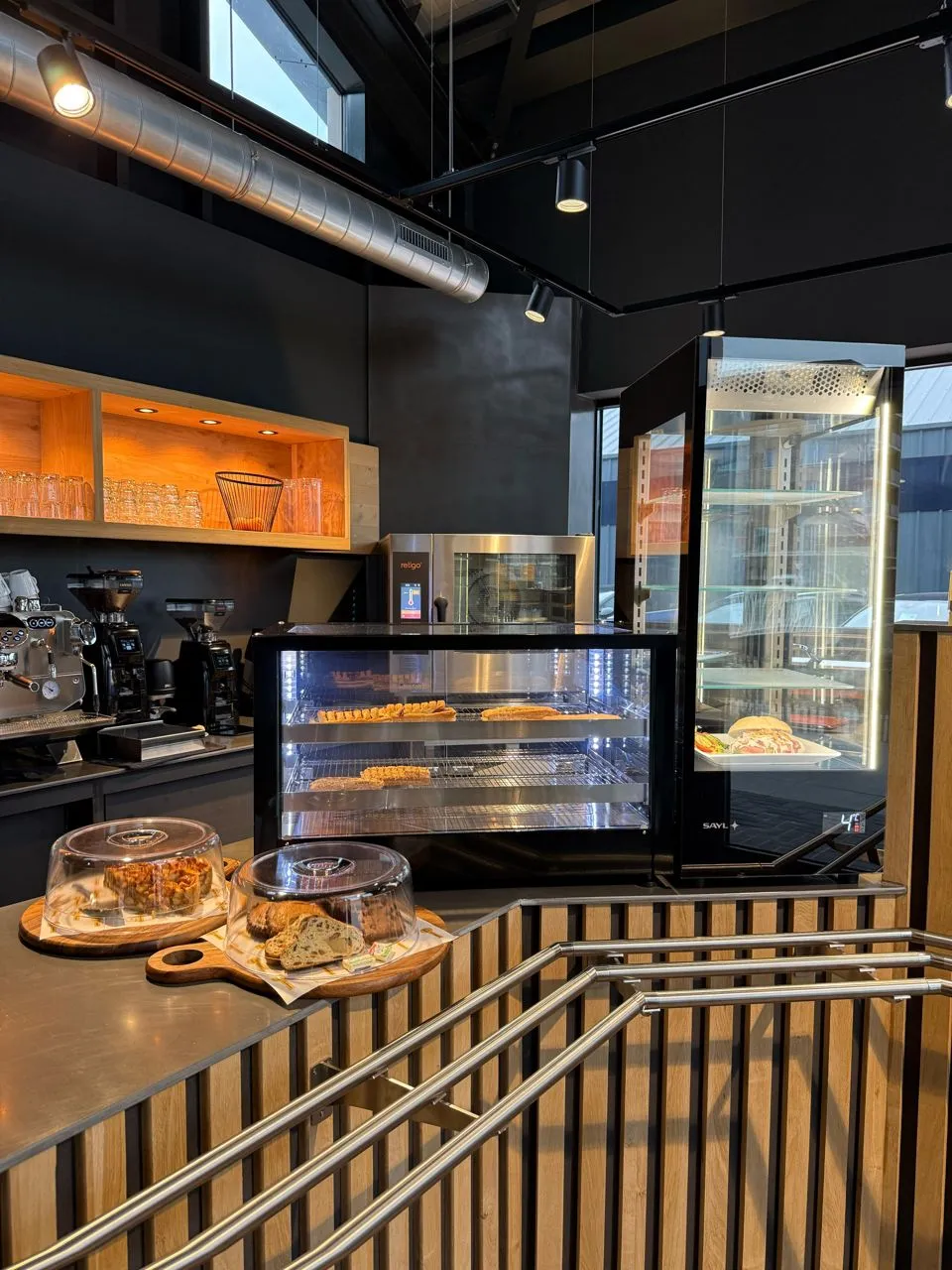 Vitrine met versaanbod bij Laadpunt